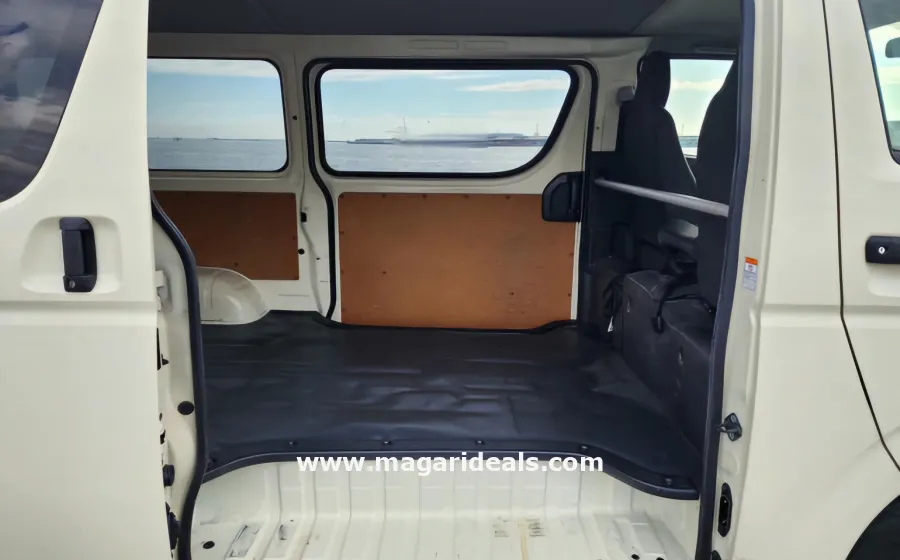 2017 TOYOTA HIACE 3000CC DIESEL in Kenya for Sale | Magari Deals