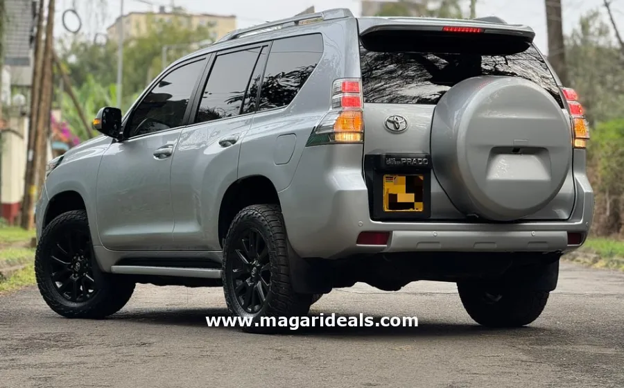TOYOTA LAND CRUISER PRADO KAKADU in Kenya for Sale | Magari Deals