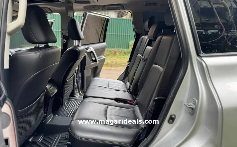 TOYOTA LAND CRUISER PRADO KAKADU in Kenya for Sale | Magari Deals