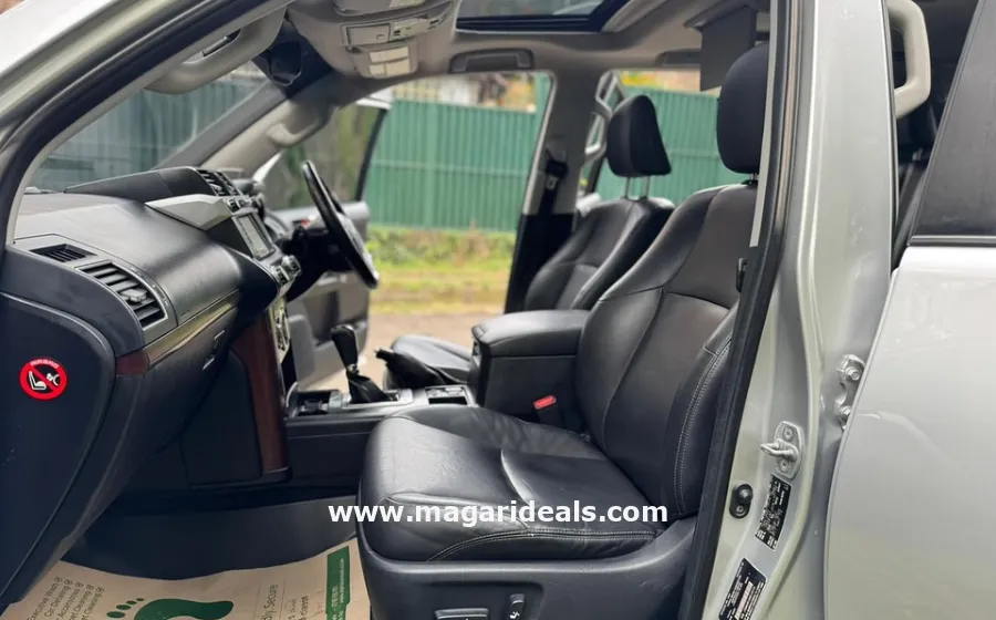 TOYOTA LAND CRUISER PRADO KAKADU in Kenya for Sale | Magari Deals