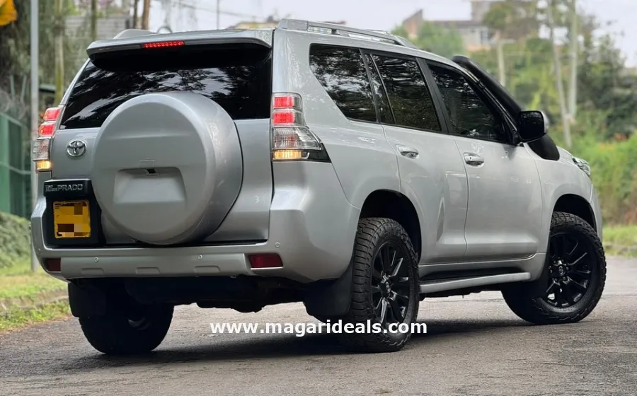 TOYOTA LAND CRUISER PRADO KAKADU in Kenya for Sale | Magari Deals
